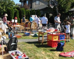 看绝望的主妇品美国文化：Neighborhood Yard Sale