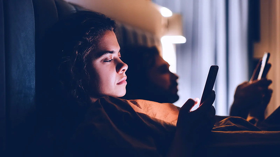 过度刷手机的女人