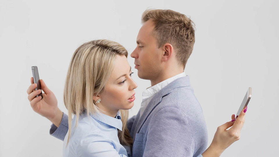 过度刷手机的情侣