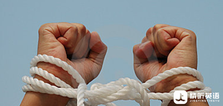 看绝望的主妇学高频短语：Someone's hands are tied